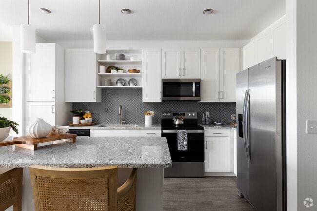 1BR, 1BA - 810SF