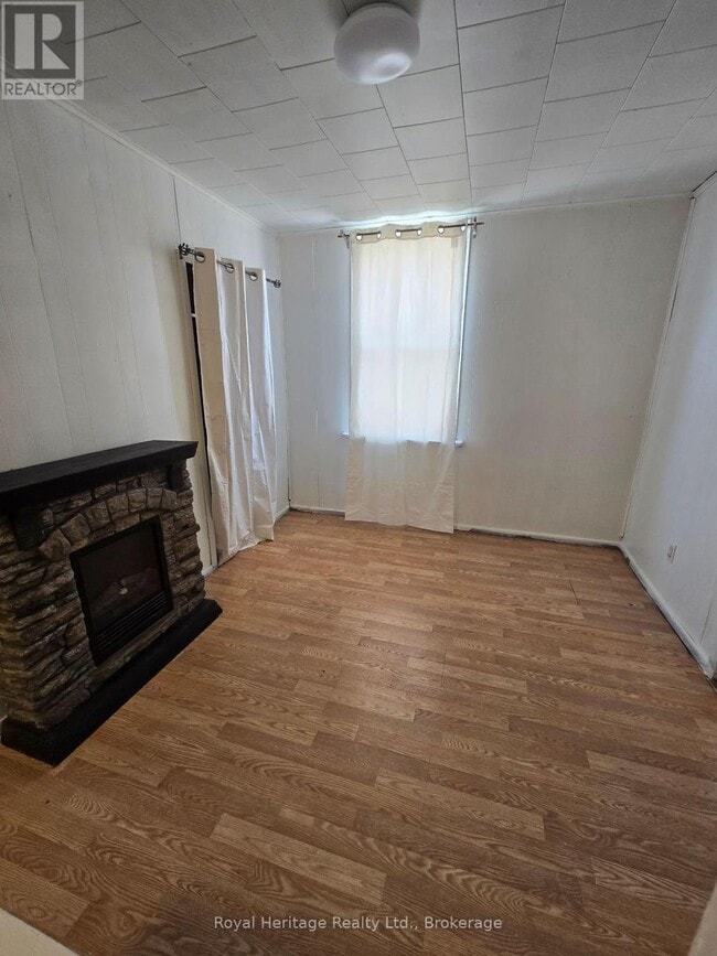 Photo - 104 Centre St N