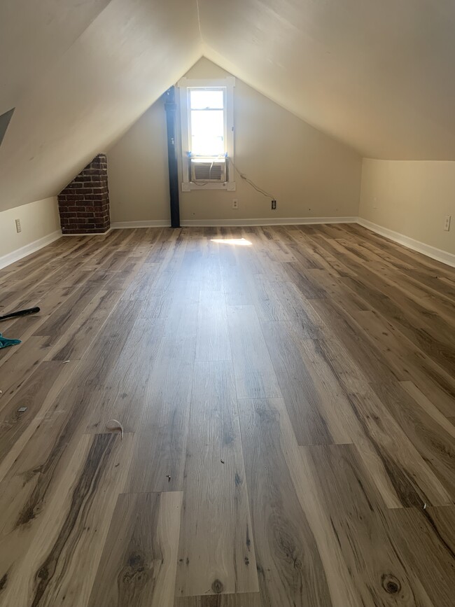 El ático terminado podría ser un cuarto dormitorio o una oficina en casa. - 44 W Pacemont Rd