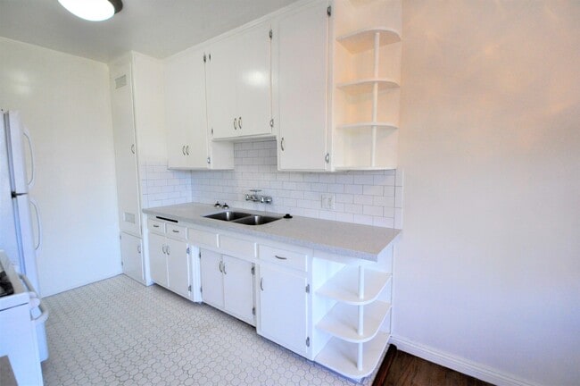 Photo - 10924 Camarillo St Unidad 06