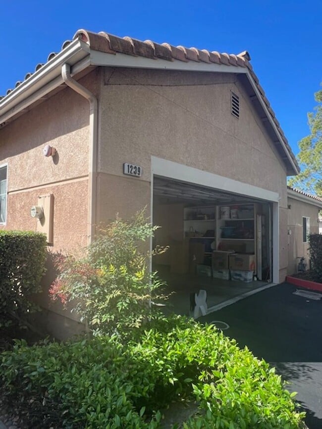 Building Photo - Desirable 2-bedroom/2.5-bathroom Condo in Islay Villas! Available Summer 2026