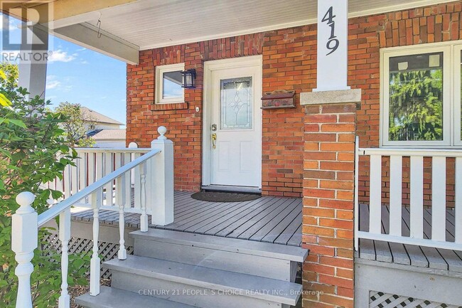 Photo - 419 Adelaide Ave W