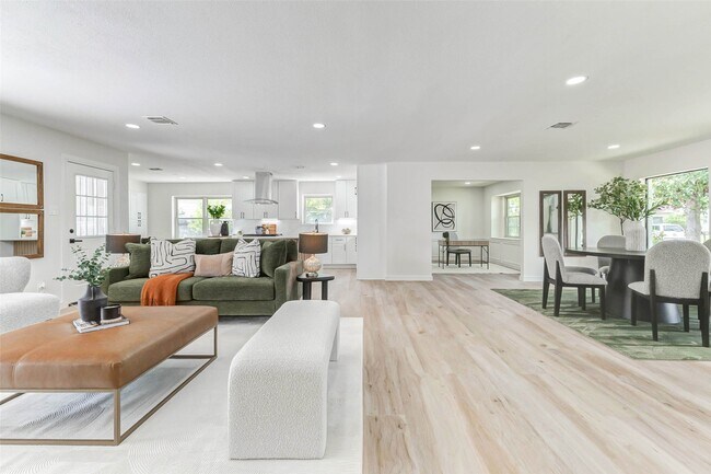 Building Photo - 9923 Emnora Ln