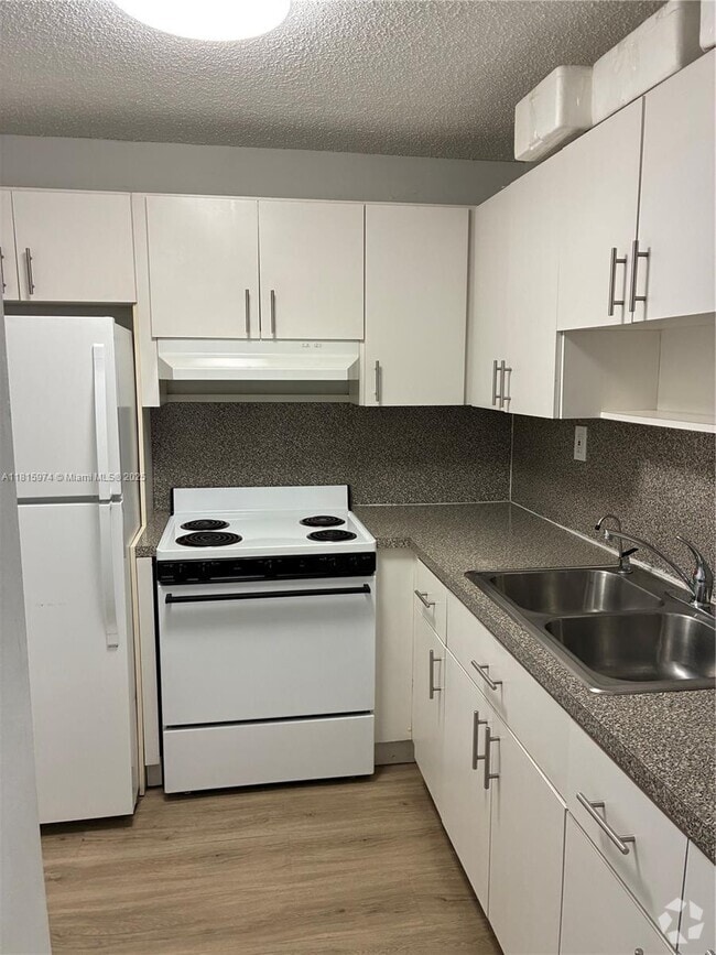 Building Photo - 4675 W 18th Ct Unit 211 Rental