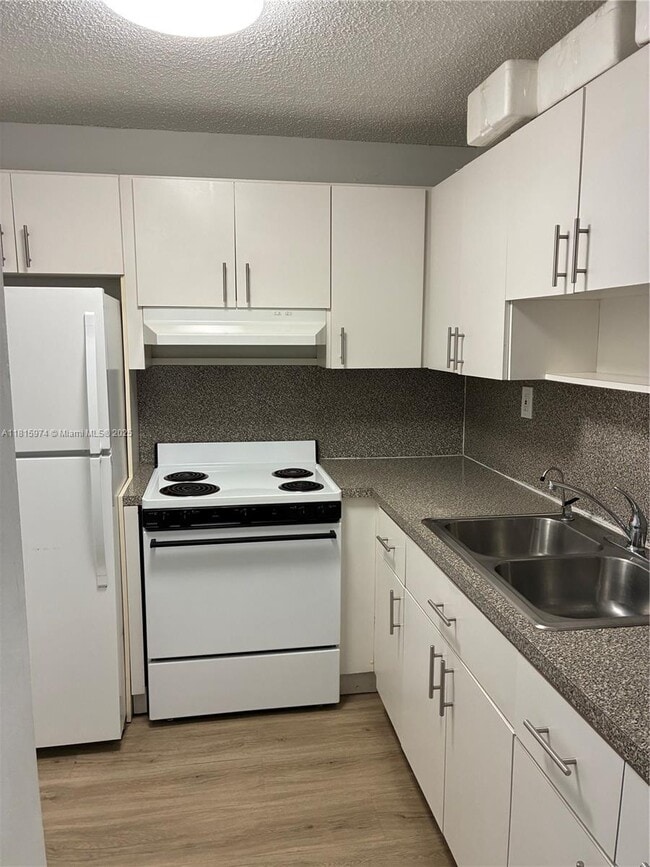 Building Photo - 4675 W 18th Ct Unit 211 Rental