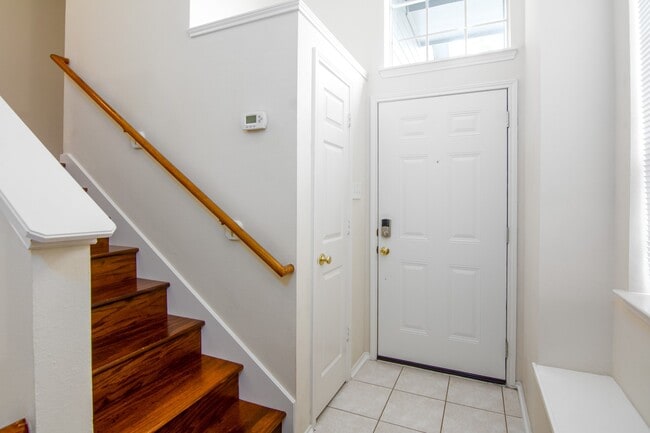 Building Photo - 127 N Villa Oaks Dr