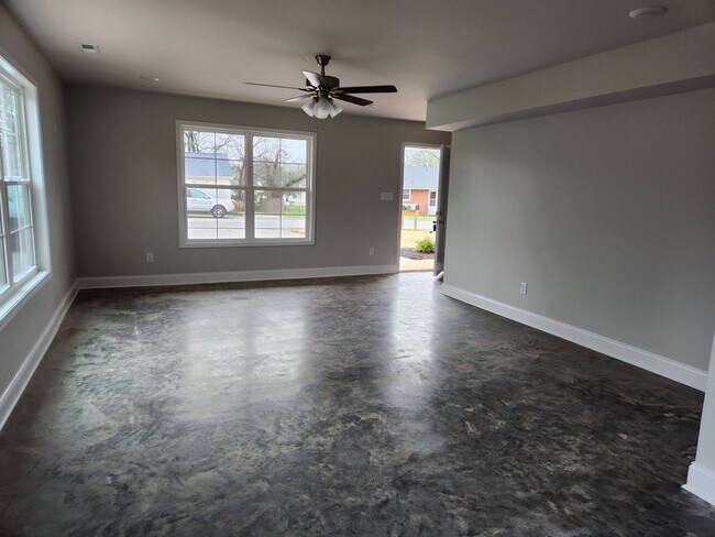 Photo - 5 Bedroom 2 Bathroom Home for Rent close t...