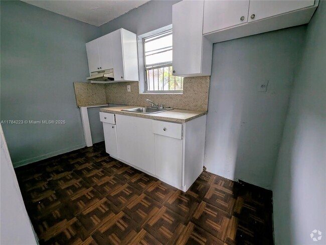 Building Photo - 2000 NW 29th St Unit 3 Rental