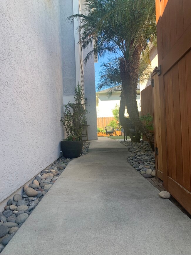 Photo - 2406 Maravilla Way