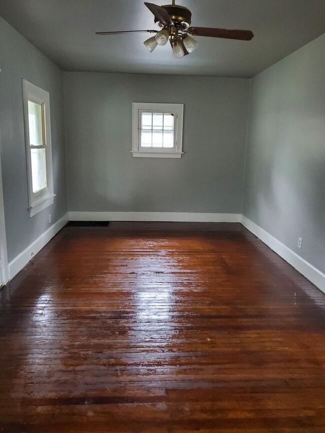 Building Photo - 2 Bed/ 1Bath/ Garage / Carport