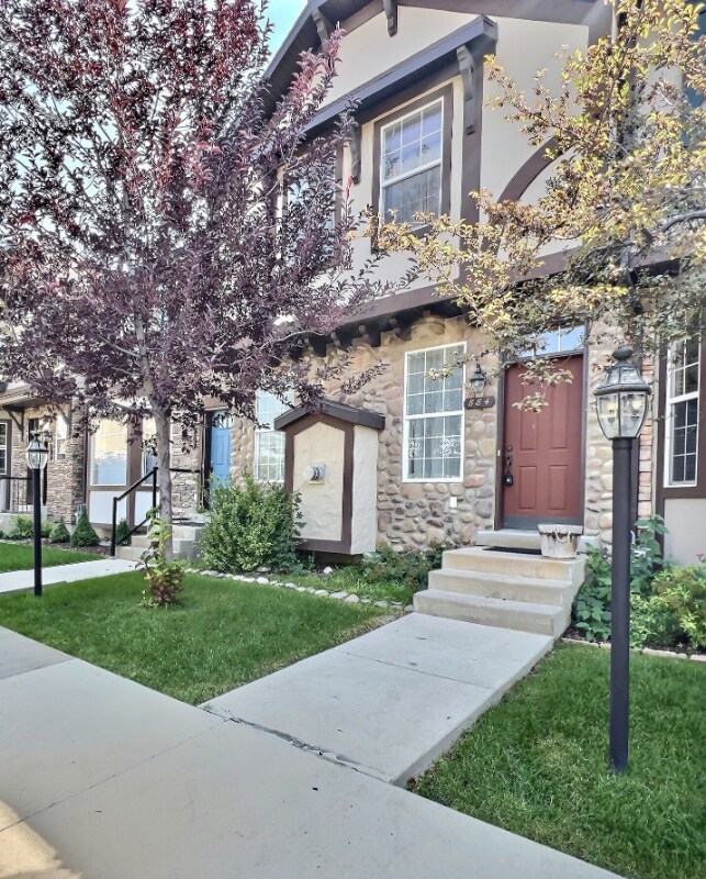 Photo - 884 Hamlet Cir S