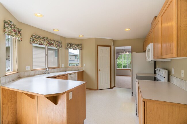 Photo - Large 5 Bed SPLIT-LEVEL Kenmore Home!