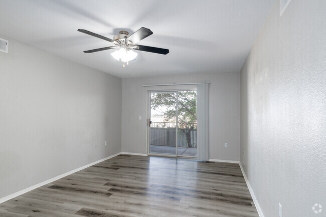 2BR, 2BA - 1,025SF - Living Room