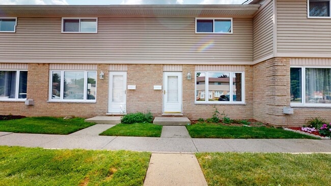 Building Photo - SPACIOUS THREE BEDROOM TOWNHOME BY HOSPITAL Unit 48