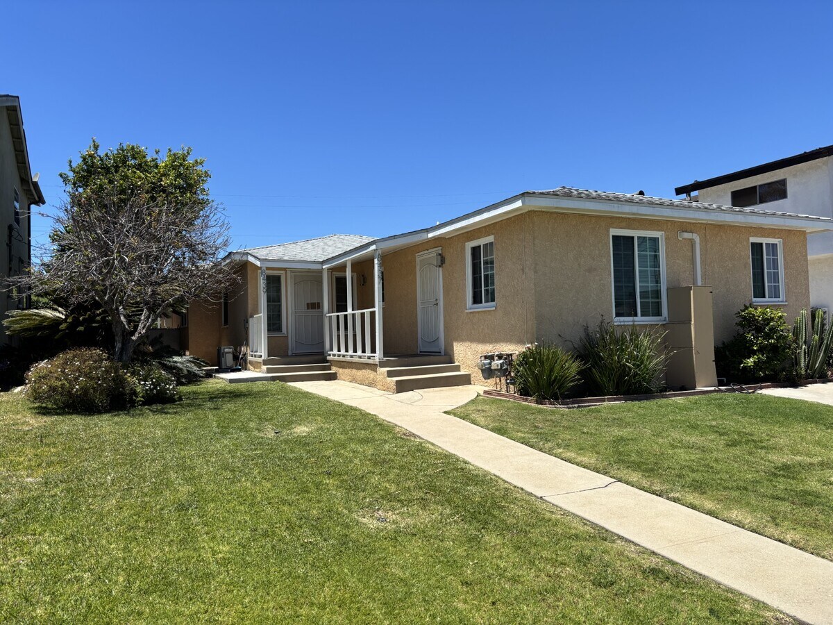 Photo - 8437 Lilienthal Ave Unidad Front