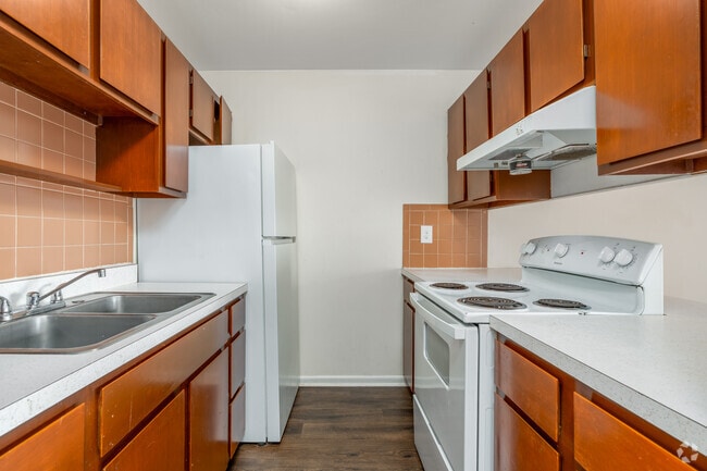 1BR, 1BA - 600SF - Kitchen - Greenbriar Gardens
