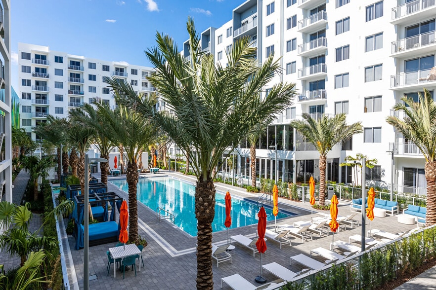 Avery Dania Pointe East