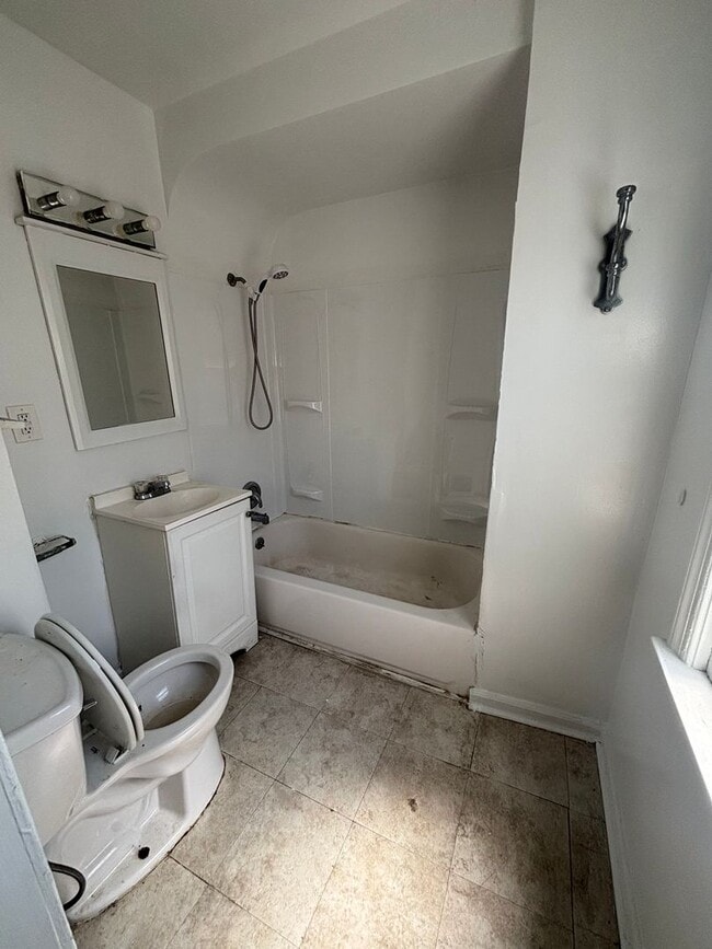 Photo - 3bd S. Collinwood Single Cash Pay/Section 8