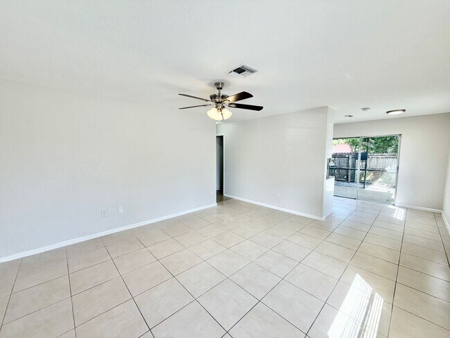 Photo - PIKUS (1931 Sunshine Blvd) Unidad #1929