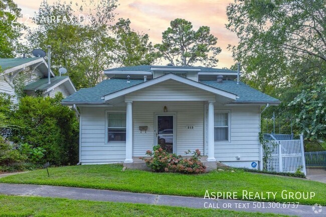 Building Photo - 4 bedroom adorable Hillcrest Home