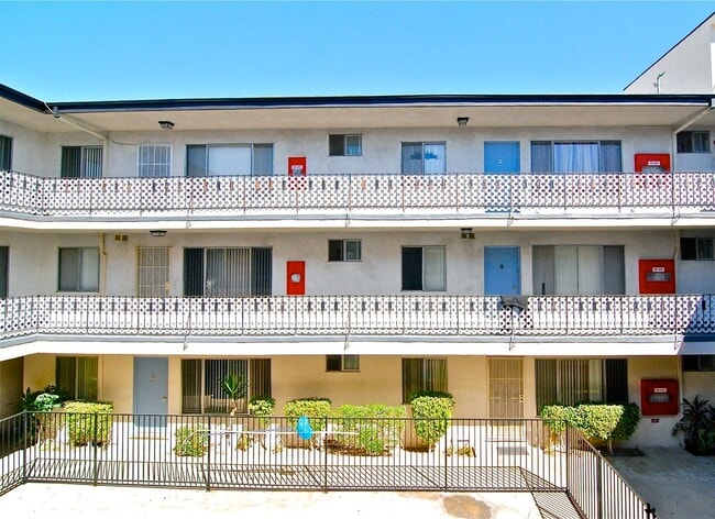 7005-7009 Coldwater Canyon Apartments