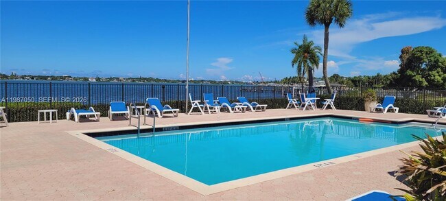 Photo - 825 Center St