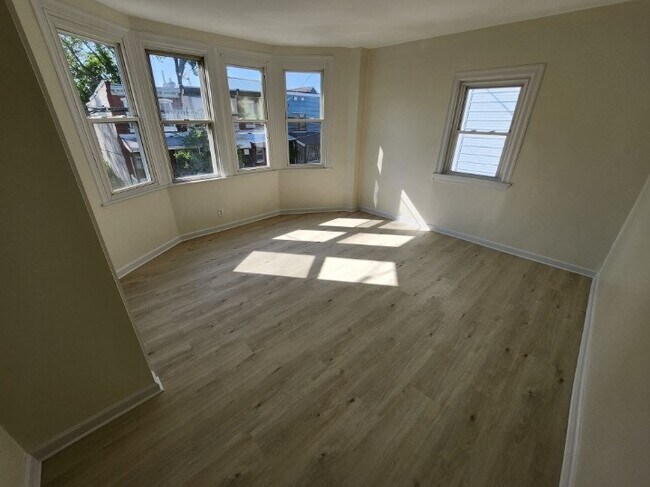 Photo - 348 W Queen Ln Unit 2