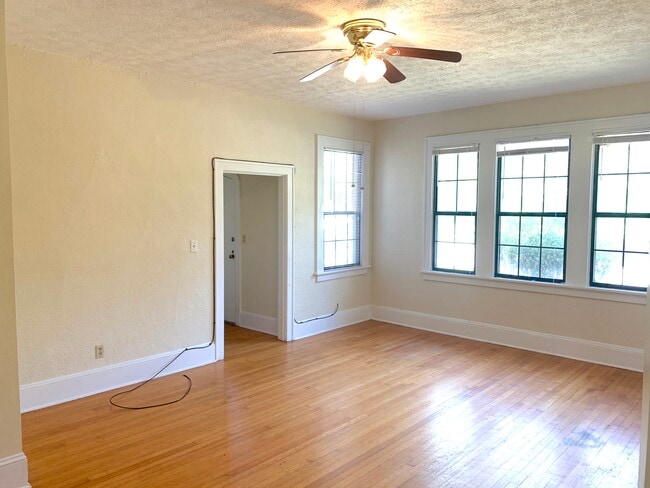 Photo - Felder 6 Unit Unit 1004