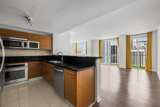 Photo - 253 NE 2nd St Unidad 3309 + DEN