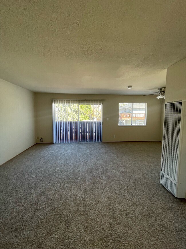 Photo - 1045-1055 Lewis St