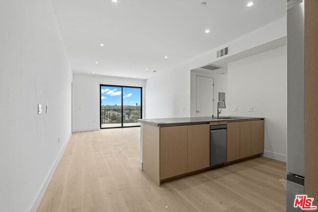 Building Photo - 1808 Lincoln Blvd Unit 505