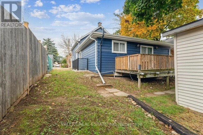 Photo - 245 Church St S