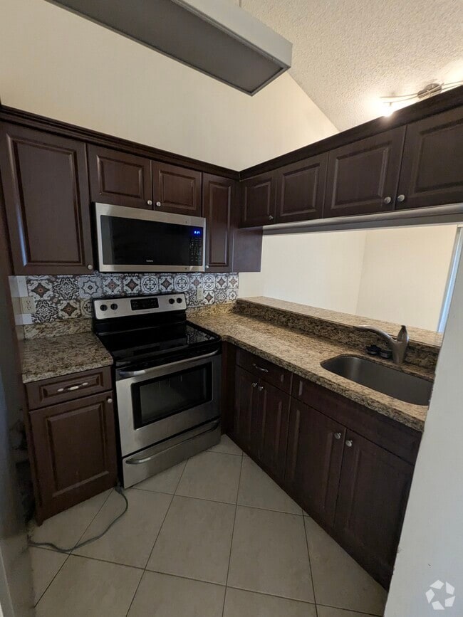 Building Photo - 18203 Glenmoor Dr Unit 18203 Glenmoor Dr Rental