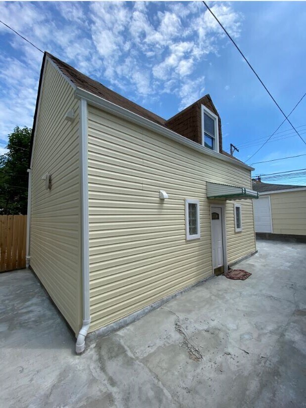 Building Photo - 2149 N Lorel Ave Unit 2
