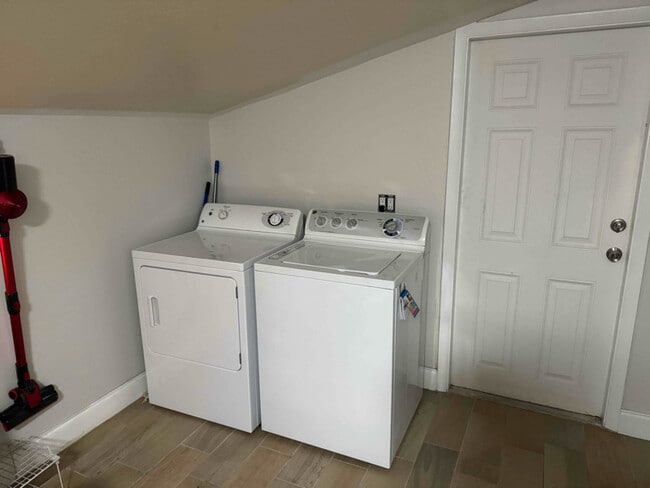 Building Photo - 2111 Warwick Rd