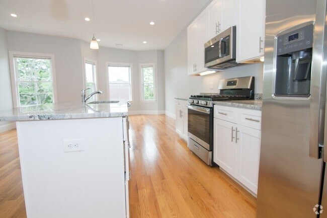 Building Photo - Renovated Massive 4 Bed Right in The Heart... Rental