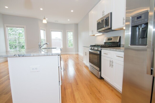 Renovated Massive 4 Bed Right in The Heart... - Renovated Massive 4 Bed Right in The Heart... Condo