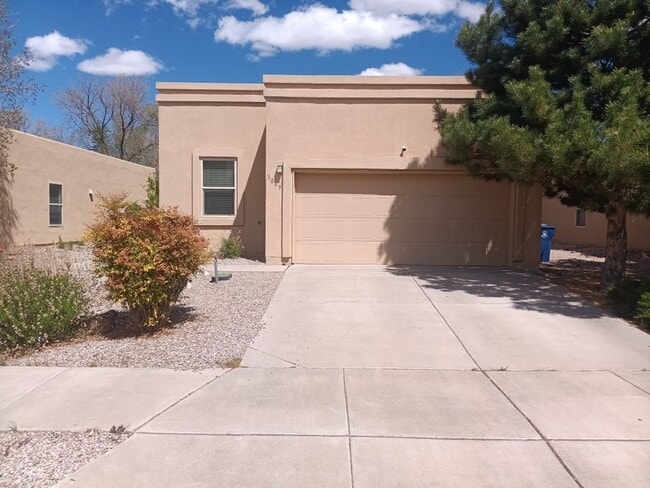 Building Photo - 3 Bedroom, 2 Bathroom Home! Schedule a Showing today!