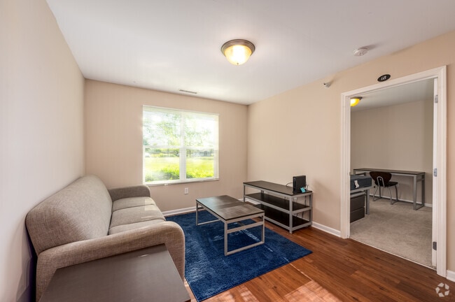 2BR, 2BA - 670SF - Living Room