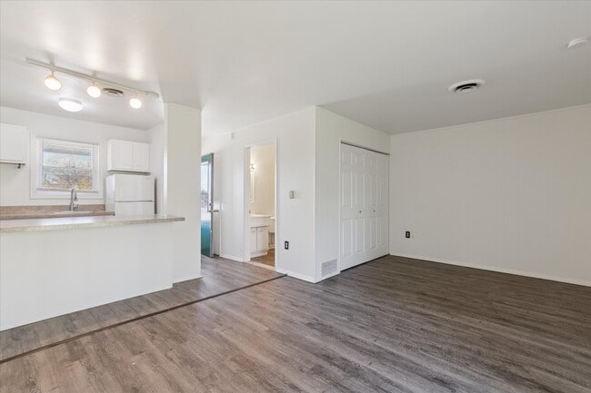 Photo - 660-672 Flint Rd