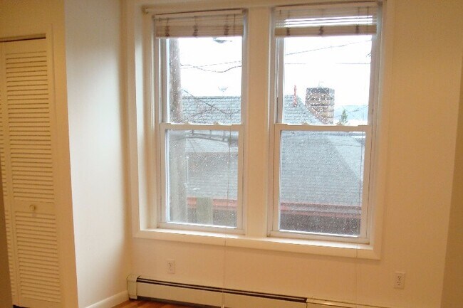 Glimpse of the Hudson River - 20 N Astor St Unidad #1