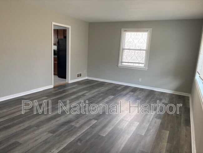 Photo - 1235 Chaplin St SE