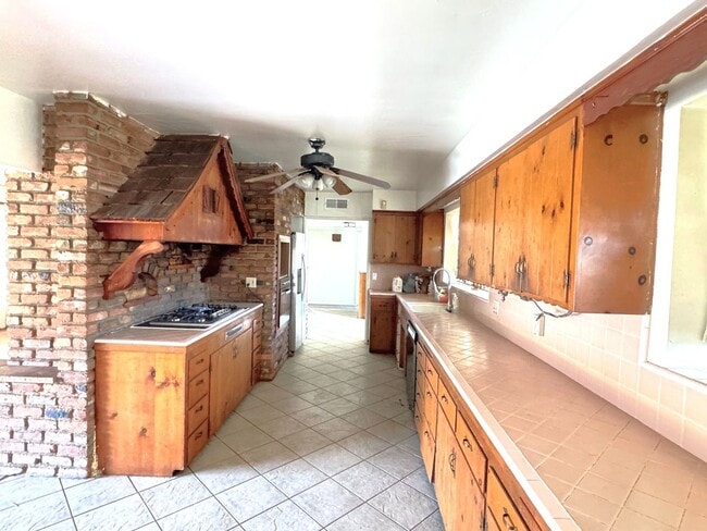 Photo - Spacious 3 Bedroom, 2.5 Baths Home for Lease in Rialto with Attached Garage