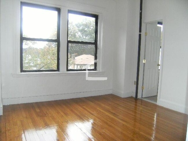 Building Photo - Brighton near Cleveland Easy access to B and C train Heat Inc 900 per person No FEe 8.1