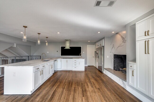 Photo - Garland Split Level