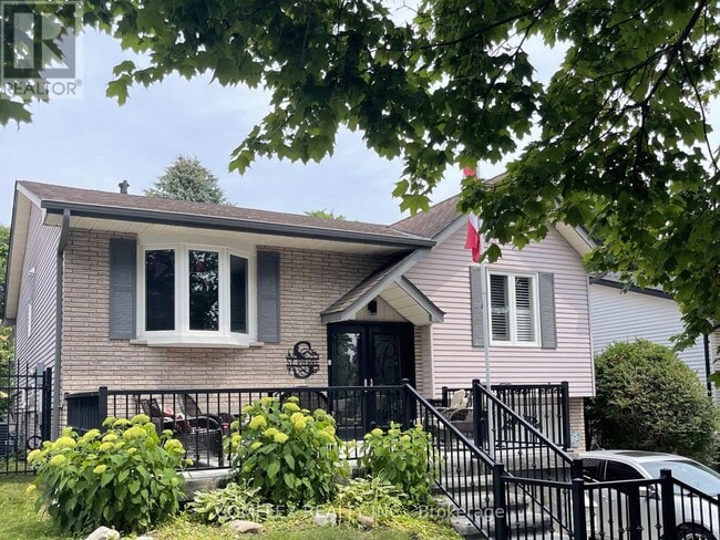 Photo - 875 Exeter St