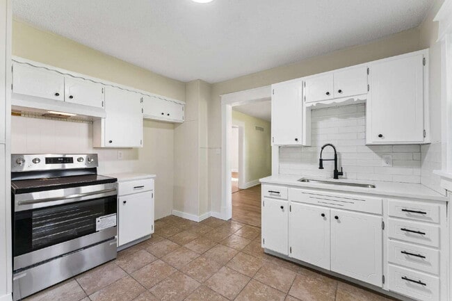 Building Photo - Charming 2-Bedroom Haven in Kansas City Northland!