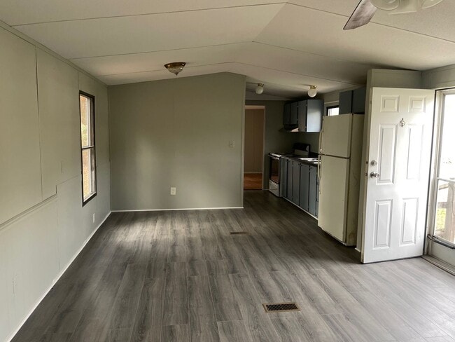 Photo - 2 BDRM 1 1/2 BATH SINGLEWIDE MOBILE HOME I...