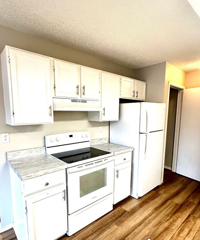 Available NOW!! 2 Bedroom, 2 Bath 3 Story Casa Casas en Alquiler