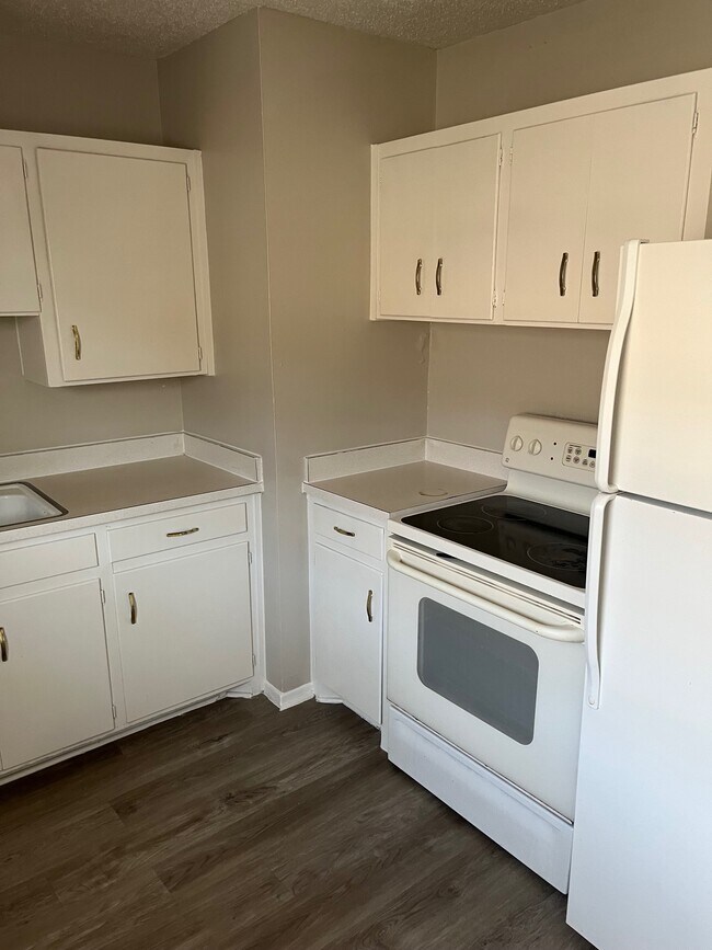 Four Seasons & Pepper Tree Apartments